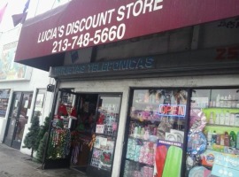 Esta es la tienda que Lucía posee. La tienda está abierta toda la semana excepto los miércoles. Tener esta tienda ayuda a su familia.