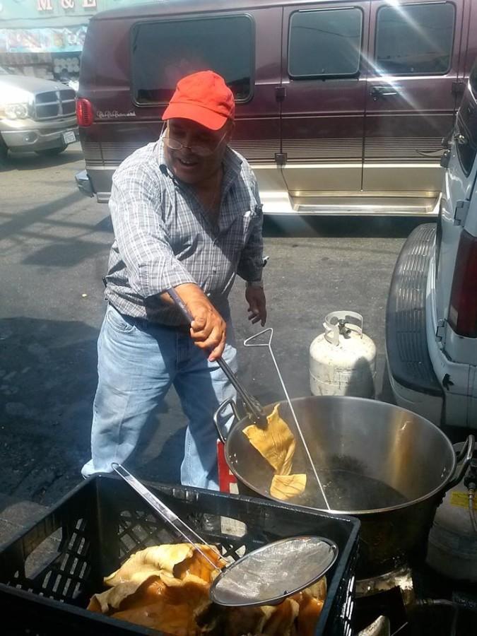  Peralta cocinando Chicharron en El Mercado Olympic.