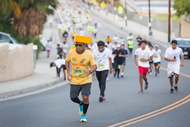 SRLA+participants+running+the+La+Puente+10K+race.+