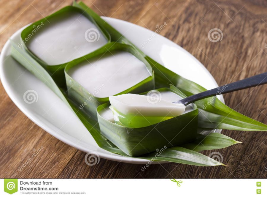 Kuih tepung pelita is made of two layers of rice flour custard, coconut milk and is pandan flavoured. They are usually filled in little banana leaf boats.