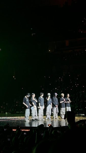 The members were lined up while one of the members was speaking to the fans, so I took a photo of the moment.