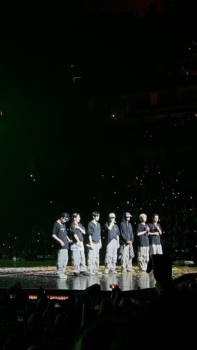 The members were lined up while one of the members was speaking to the fans, so I took a photo of the moment.