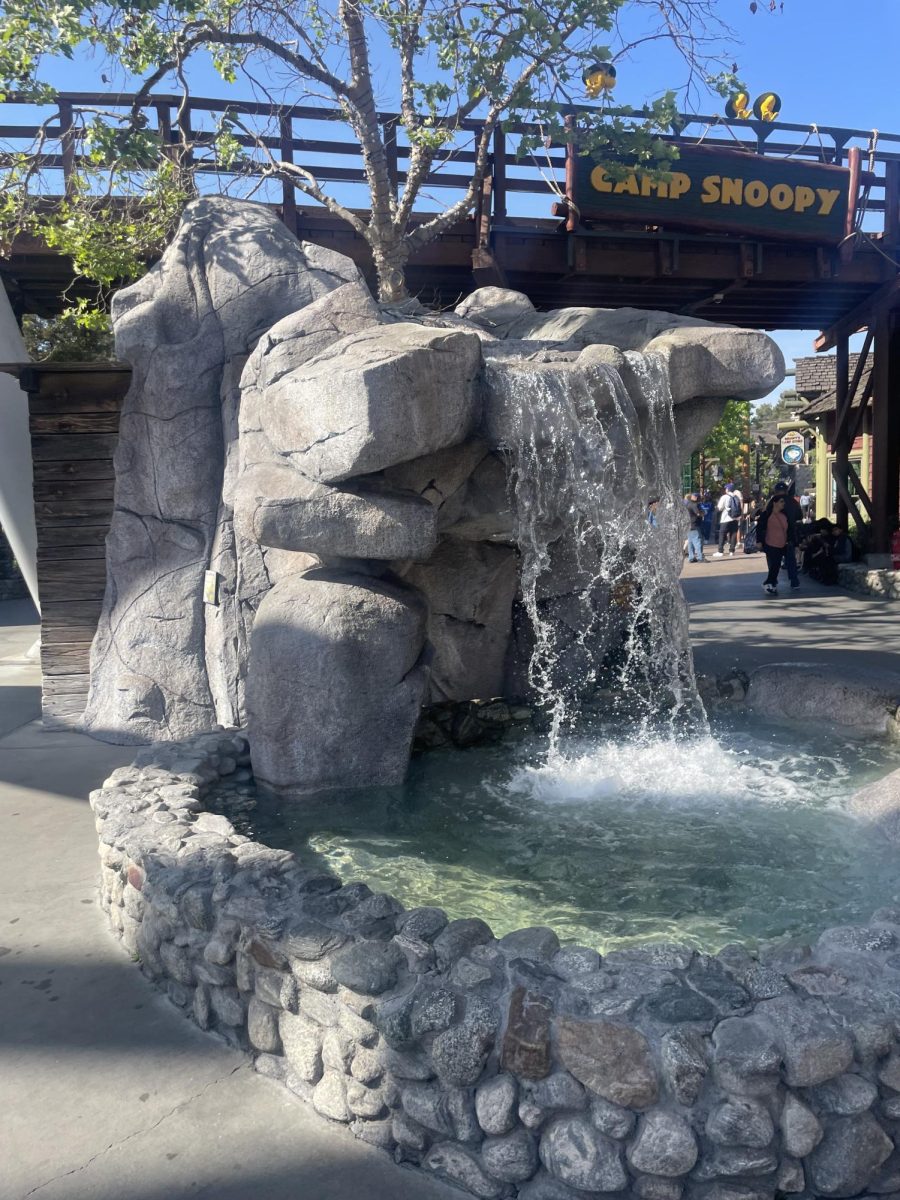 A fountain next to Camp Snoopy 