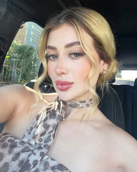 A picture of Valeria Marquez taking a selfie in her car.