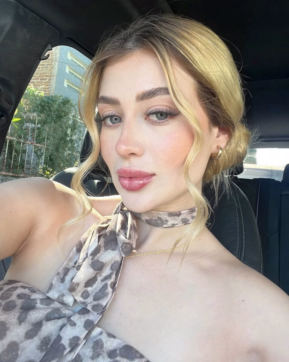 A picture of Valeria Marquez taking a selfie in her car.