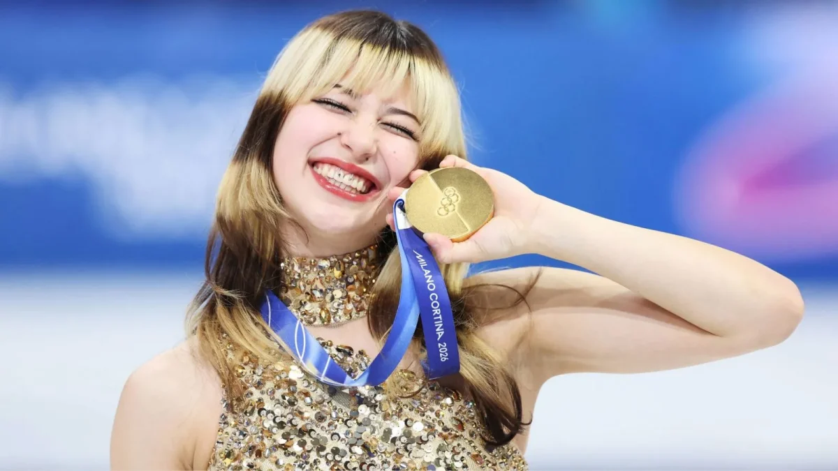 Alysa Liu holding her gold medal.